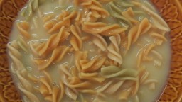 Recepta de cuina de Brou de carn i verdures amb pasta integral